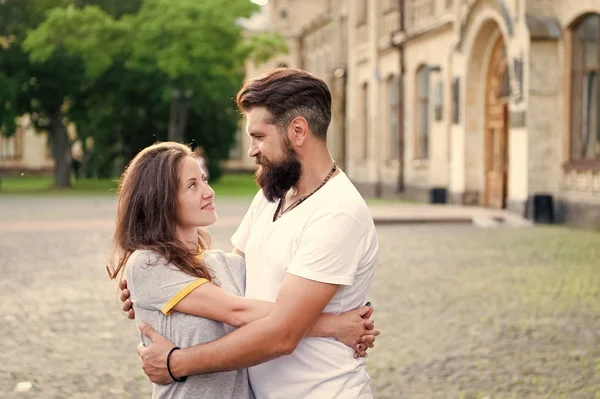 Liefde is in de lucht. Bearded Man knuffelen schattige vrouw met liefde. Sensuele paar verliefd op zomer buiten. Erotische liefde van hipster en sexy vrouw — Stockfoto