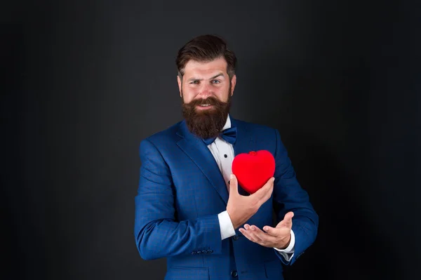 Creo en el amor. Feliz día de San Valentín. esmoquin corazón rojo. cita de amor. barba hipster madura en traje formal. problemas de corazón. Hombre de negocios con pajarita. problemas de corazón. Saludo romántico — Foto de Stock