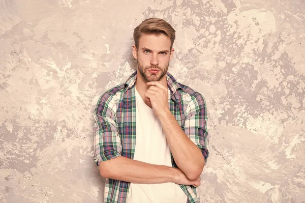 Traje diario. Tienda de ropa modelo. Viernes negro venta total. Me siento cómodo. Ropa de hombre y ropa de moda. El hombre se ve guapo al estilo casual. Chico cerda desgaste traje casual. Concepto de masculinidad — Foto de Stock