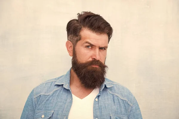 Je dois me raser. Mode décontractée masculine. Regarde en denim. Hipster mature avec barbe. soins de coiffeur. brutal hipster avec moustache. émettre de la confiance. professionnel de coiffeur. Homme barbu sérieusement accordé — Photo