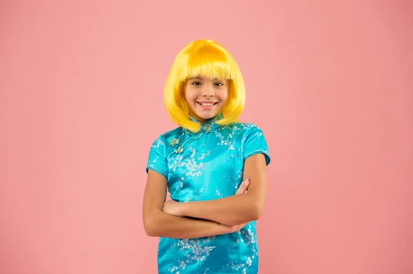 Paz e relaxe. peruca cabelo amarelo menina. Carnaval chinês. criança feliz no vestido japonês. Retrato de menina bonito. quimono japonês. traje nacional criança do japão. menina pequena roupas orientais tradicionais — Fotografia de Stock