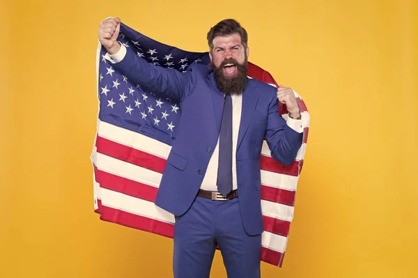 Ära och ära till mitt land. Lycklig affärsman Holding Old Glory American flagga på gul bakgrund. Bearded man i Formalwear njuter av ära och framgång. Hårt arbete förde ära till honom — Stockfoto