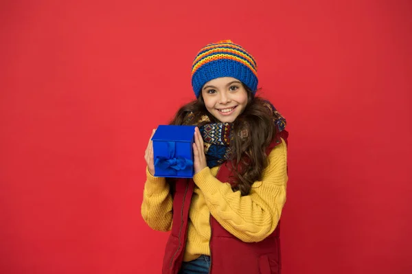 Negozio online. felicità infantile. Bell'acquisto. ragazza con scatola regalo di Capodanno. buone vacanze invernali. cappellino e sciarpa lavorati a maglia. Buon Natale a tutti. umore da festa di Natale. vendite di shopping invernale — Foto Stock