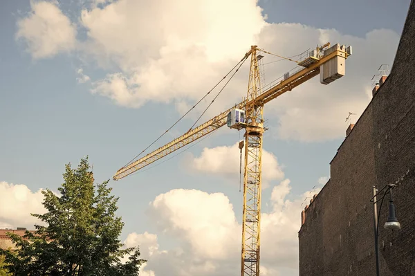 Bouw kraan op bouwplaats bewolkte hemel achtergrond. Architectuur en gebouw. Technologie en industrie. Ontwikkelingsconcept. Torenkraan. Hoge Torenkraan — Stockfoto