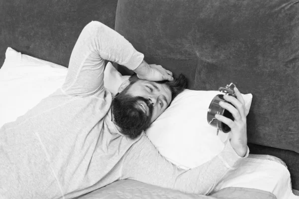 En ho. Hombre en casa. Concepto de salud. necesita más descanso en la cama. hombre estresado e infeliz. El hombre barbudo hipster quiere dormir. despertar temprano en la mañana. Odio el ruido del despertador. Etapas del sueño —  Fotos de Stock