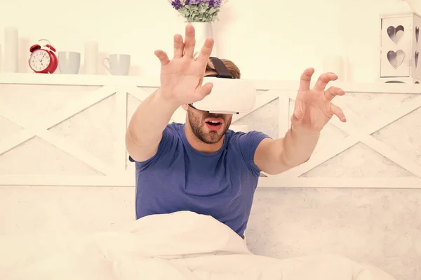 Risveglio cosciente. Comunicazione VR. Impressioni emozionanti. Gioco spazio aumentato. Ritorna alla realtà. Uomo esplorare vr mentre si rilassa a letto. Risveglio dalla realtà virtuale. Tecnologia VR e futuro — Foto Stock