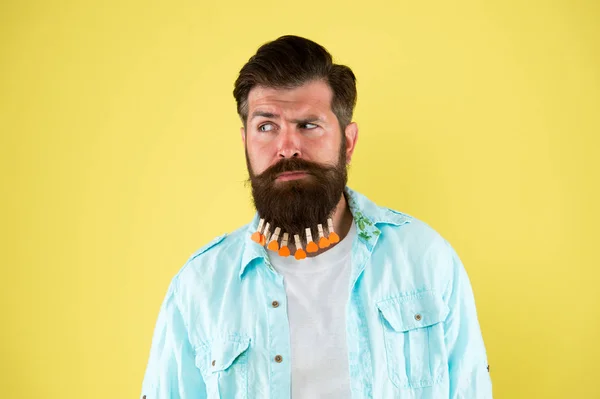 Sie sehen traurig aus. Mann lässigen Stil gelb Hintergrund. Valentinstag. Haartrocknen im Friseur. individuelle Frisur für Männer. Mann Wäscheklammer auf Bart. Brutaler Hipster mit Wäscheklammer und Herz — Stockfoto