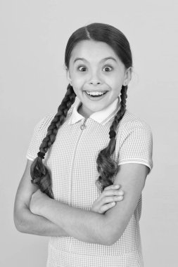 Gülümseyen kız. Sevimli kız öğrenci sarı arka plan. Küçük kız. Mutlu çocuklar günü. Düzenli kız güzel saç modeli. Olumlu duygular. Duygusal zeka yeteneğikendi duygularınızı izlemek açıklar