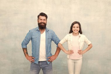 İyi bir aile ilişkisi kurmak. Küçük kız ve sakallı adam mutlu bir ilişki yaşıyorlar. Baba ve küçük kız çocuk arasındaki sevgi dolu ilişki. İlişkide sevgi ve güven
