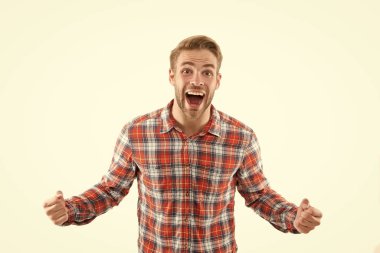 Onun şansına inanamıyorum. Şaşırtıcı bir ifade. Adam gülen surat. Mutluluk kavramı. Psikolojik sağlık. Mutlu duygusal adam kapat. Olumlu duygular. Beyaz arka planda mutlu bir adam. Kazanan