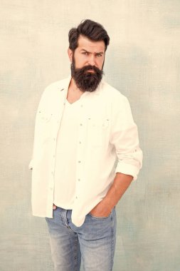 Erkek öfke vahşeti. Acımasız Macho Casual kıyafet gri arka plan. Basit ve rahat. Gündelik tarzı günlük yaşam. Yaz sezonu moda trendi. Erkeklik kavramı. Hipster uzun sakal ve bıyık