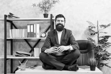 Profesyonel yorgunluğu önlemek için. Çok rahatladım. Meditasyon yogası. Rahatlama teknikleri. Zihinsel refah ve rahatlama. Adam sakallı yönetici resmi takım elbise lotus pozu rahatlatıcı. Kişisel bakım. Psikolojik yardım