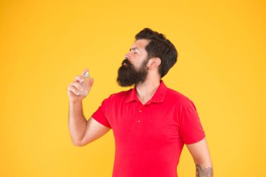 İz bırak. Vahşi hippiler kokuyu seçer. Olgun bir adam deodorant önerdi. Moda kolonya şişesi. Hijyen ve sağlık. Tazeleniyor. Sakallı adam parfüm şişesi tutuyor. Gerçek erkekler için mükemmel bir koku.