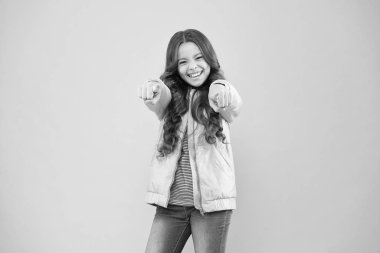 Ürününü ben seçiyorum. Küçük kız mal ya da servisi işaret ediyor. Sonbahar tarzında küçük mutlu bir çocuk. Ürününüzü tanıtmanın yaratıcı bir yolu