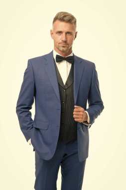 Terzi kıyafeti. Moda dükkanı. Kiralık kıyafet servisi. Etkinlik için şık moda kıyafeti. Centilmen modern tarz. Yakışıklı, maço bir adam smokin giyer. Berber dükkânı damadı. Moda kıyafetleri. Modern eğilim