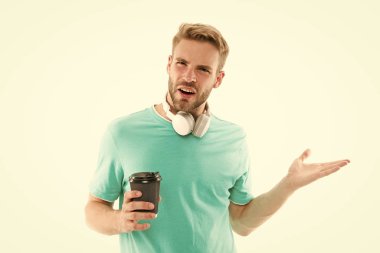 Ne demek istiyorsun? Stres direnci konsepti. Kahve içerken müzik kulaklığı dinleyen adam. Sabah kahvesi. Adam ilham verici bir şekilde kahve ve şarkı eşliğinde eğleniyor. Öfkeli ifade