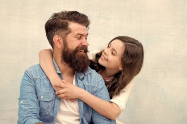 Onu ilk ben sevdim. Sakallı adam ve küçük kız çocuk sevgi ve kahkaha paylaşımı. Küçük kız gri arka plan üzerinde sevgi ve özenle baba sarılma. Aile sevgisi