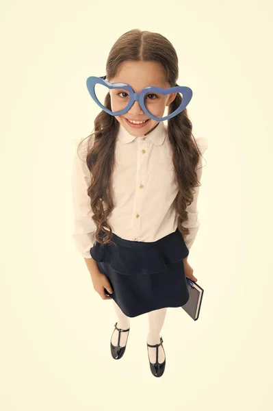 Cutiest nerd ooit. Schoolmeisje hartvormige glazen witte achtergrond. Kind meisje school uniform houden boek. Smart Kid concept. Geluk is studeren. School Club. Kind genieten van leren. School project — Stockfoto