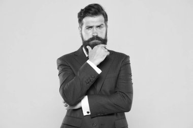 Liderlik. Çevik iş. İş adamı resmi bir takım elbise. Yakışıklı sakallı adam sigorta acentesi. Her şeye meydan oku. Başarılı ve karizmatik yatırımcı. Düşüncenin acımasız basitliği