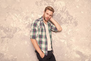 Gerçek bir erkek ol. Seksi adam gündelik tarzda. Maço erkek grunge geçmişi. Moda bahar koleksiyonu. Karizmatik öğrenci kareli gömleği. Tıraşsız adam görünüşüne dikkat eder. Berber dükkanı konsepti. Erkeklerin şehveti
