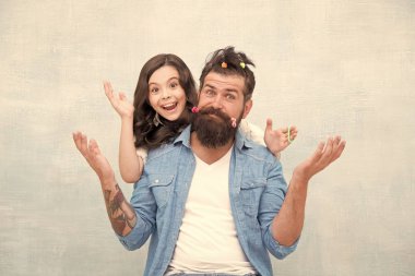 Mutluysan gülümse. Mutlu bir aile. Mutlu baba ve küçük kız. Sakallı adam ve küçük çocuk mutlu bir şekilde gülümsüyor. Mutluluk ve neşe. Kuaför salonu.