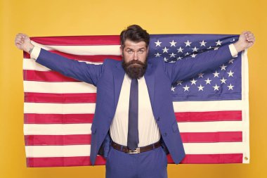 Ya bana özgürlük ver ya da ölüm ver. Vatansever işadamı Bağımsızlık Gününde Amerikan özgürlüğünü kutluyor. Sakallı adam gurur ve özgürlüğün ulusal bayrağının sembolü. Kişisel özgürlük ve özgür irade