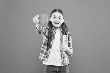 Kendine yardım et. Sevimli kız öğrenci turuncu arka planda okul molası zevk. Çay molası olan küçük kız. Yemek molasında kitap ve bardak tutan küçük çocuk. Mola süresi