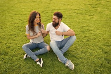 Olması gereken çift. Aşık çift yeşil çimenlerde eğleniyor. Sakallı bir adam ve seksi bir kadın sopalarla parti sahne tutan çift. Yaz günü birlikte dinlenen aile çifti