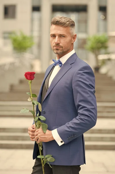 El Hombre Elegante Viste Fajín Rojo El Día De Su Boda Fotos, retratos,  imágenes y fotografía de archivo libres de derecho. Image 140744909