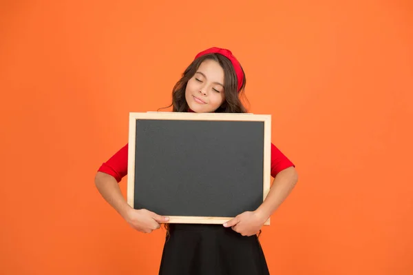 Esta é a minha cara de dever de casa. Criança pequena segura o quadro-negro vazio. Lugar para os trabalhos de casa. Tarefa da escola. Aulas e trabalhos de casa. Cursos online. Voltar para a escola, espaço de cópia — Fotografia de Stock