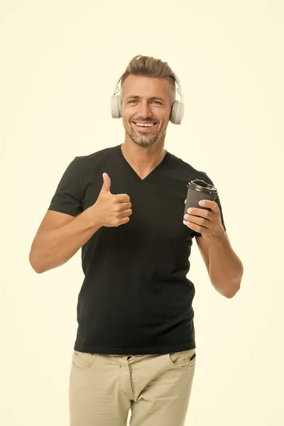 Musique de bonne humeur. Ton groupe préféré. J'apprécie la chanson. Concept d'écouteurs modernes. Une piste audio. Homme beau hipster non rasé écoutant musique casque gadget. Écouter de la musique pour motivation et inspiration — Photo