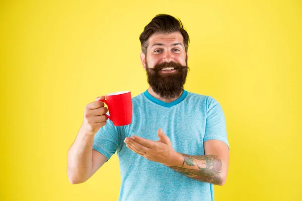 Devias experimentar isto. pausa para o almoço. Um gole de inspiração. Bebida hipster brutal caucasiana. caneca de bebida quente. homem estilo casual beber chá. Bom dia, café. Chávena de chá manhã para café da manhã — Fotografia de Stock