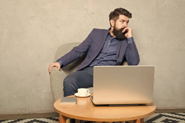 비즈니스 대응. 현대 사업가. 실업가 작업 노트북. 남자는 비즈니스 사무실에서 커피를 마십니다. 비즈니스 이메일에 응답합니다. 디지털 마케팅. 인터넷 서핑. 온라인으로 구매하십시오. 프로젝트 관리자 — 스톡 사진