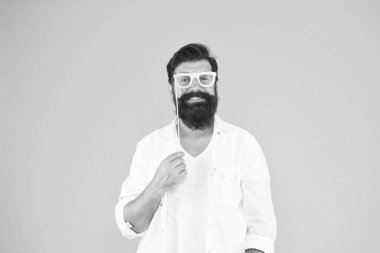 Partiye katıl. Keyfin yerinde. Tatil kutlaması için hazır. Zeki inek gözlükleri. Son dakika kostüm partisi fikirleri. İnekler nasıl da eğleniyor. Berber dükkanı konsepti. Sakallı adam parti gözlükleri. Parti aksesuarı