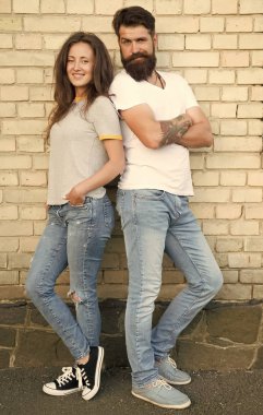 Romantizm ilişkinizi arkadaşlığınızı geride götüren şeydir. Aşık bir çift tuğla duvarda duruyor. Şehvetli kadın ve sakallı adam ilişki romantizm zevk. Romantizm hissediyorum. Aşık romantizm