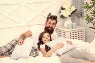 Komik saç stili ve pijamalı kızı olan baba sakallı adam. Baba ve kız yatak odasında rahatlatıcı. Pijama tarzı. Eğlenceli pijama partisi var. Pijama partisi. Mutlu babalık. Yakın arkadaşlar