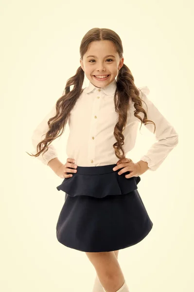 Tiempo de septiembre para estudiar. Niña linda alumna sobre fondo blanco. Alumno de primer grado. Uniforme escolar. De vuelta a la escuela. A los estudiantes les encanta la escuela. Una colegiala sonriente. Celebra el día del conocimiento — Foto de Stock