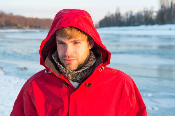 Cómodo atuendo. Hombre chaqueta caliente fondo de la naturaleza nevada. Exploración de regiones polares. Destinos de invierno. Pesca de invierno. Medidas de seguridad. Explorador polar. Ropa de hombre de invierno. Traje de invierno —  Fotos de Stock