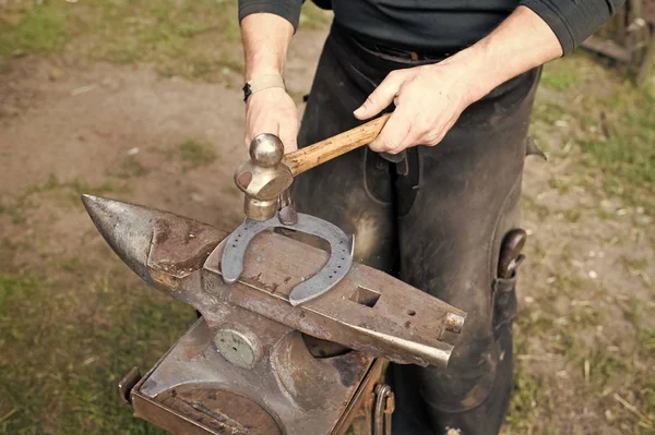 Kovář se na kovadlině brodí podkovy. Stará loď. Vesnické plavidlo. Kovářova práce. Nástroje na řemeslo v dílně. Blacksmithova koncepce okupace — Stock fotografie