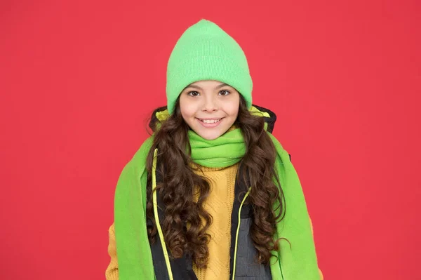 Comfortabele winterkleding voor jonge ontdekkingsreizigers. Gelukkig kind met winterse uitstraling rode achtergrond. Klein kind draagt warme kleren. Wintergarderobe voor actieve kinderen. Mode en stijl. Outdoor winterstijl — Stockfoto