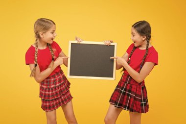 Amigoluk dersleri. Sınıf arkadaşları girişim ekibi. Okul kulübüne katıl. Öğrenciler topluluğu. Okul programı. Okul kızlar Sevimli öğrenciler kırmızı üniforma tutun tahta kopya alanı. Okul duyurusu konsepti