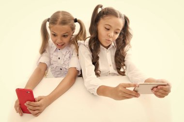 Çevrimiçi oyun oynamak. Çevrimiçi iletişim. Çevrimiçi web günlüğü oluşturun. Sosyal ağları takip edin. Blogger okulu. Eğitim başvurusu. Schoolgirls akıllı telefonlar internet sosyal ağlarsörf. İleti gönder