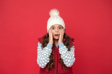 Doğru olması mümkün değil. Kış modası. Çocukluk mutluluğu. Pozitif kavram. Kış aksesuarları. Keyfin yerinde. Duygusal refahı. Duygular. Kızlar kışın tadını çıkarır. İyi titreşimler. Rahat örülmüş bir çocuk.