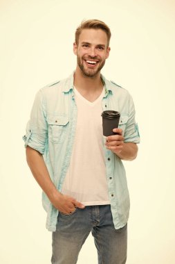 Keyfin yerine gelsin diye kahve iç. Geri dönüştürülebilir kahve fincanı. Hippi adam elinde kağıt kahve fincanı tutuyor. Rahatlatıcı mola. Giderken iç. Kahveni iç ve götür. Eko yaşam tarzı ve geri dönüşüm. Tattan memnun.