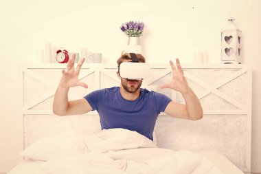 Vr teknolojisi ve gelecek. Vr iletişimi. Heyecan verici izlenimler. Sanal gerçeklikten uyanma. Oyun artırılmış alan. Bilinçli uyanış. Gerçeğe dön. Adam yatakta dinlenirken vr keşfetmek