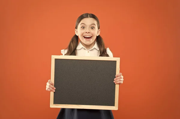 Glückliche Kindheit. Schulmarktverkäufe. Beschilderung. fröhliches Schulmädchen mit Tafel. glücklicher Schüler in Schuluniform. Kopierraum. kommerzielles Marketing-Konzept. Werbung für die Wirtschaftsschule. Neue Einkaufsidee — Stockfoto