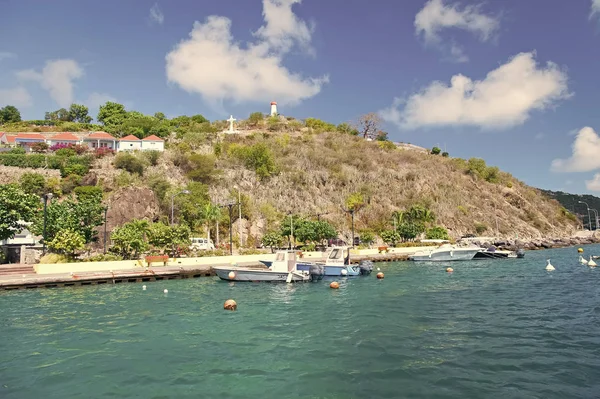 Crociera sull'oceano. Idee di vacanza esotiche. Spiaggia di mare di vacanza. Isola tropicale. Navi marittime costiere approdano st.barts acqua blu. Viaggiare e vagabondare. Concetto turistico. Destinazioni vacanze estive — Foto Stock