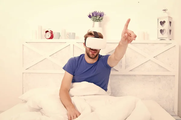 Ritorna alla realtà. Uomo esplorare vr mentre si rilassa a letto. Risveglio dalla realtà virtuale. Tecnologia VR e futuro. Risveglio cosciente. Comunicazione VR. Impressioni emozionanti. Gioco di spazio aumentato — Foto Stock