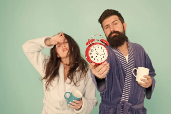 Homme barbu et fille tasse de café. Réveille-toi. routine de vie familiale. deux réveil. relations amoureuses. Somnolent et faible. heure du thé à la maison. dure matinée. matin couple boire du café. focus sélectif — Photo