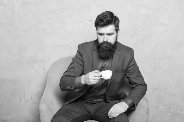 휴식 시간. 직장에서 휴식을 취하는 동안 휴식을 취하는 사업가. 사무실에서 휴식 하는 동안 커피를 마시는 수염남자. 수염과 콧수염을 즐기는 힙스터 — 스톡 사진